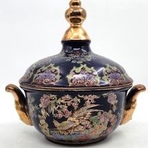 כלי חרס סיני דקורטיבי ומכסה תואם, מעוטרים בסגנון סטצומה יפני