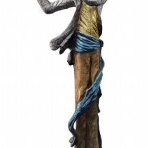 פסל ריצפה גדול מיימדים בדמות חלילן צעיר