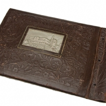 אלבום ישראלי ישן עם תבליט בדגם מגדל דוד