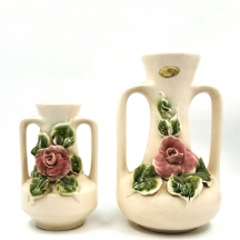 לוט של 2 אגרטלי קרמיקה ישנים, מעוטרים בשושנים מפוסלות בעבודת יד וצבועות אמאייל