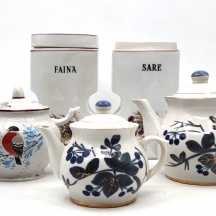 לוט של 5 כלי מטבח ישנים שונים, 3 קומקומי תה ו - 2 מיכלי תבלינים