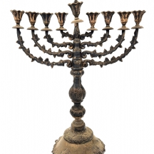 חנוכייה גדולה מרשימה ומפוארת עשויה כסף 'סטרלינג' (חתומה: 925), משקל: 1,307 גרם