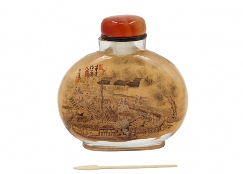 בקבוק הרחה (Snuff Bottle) סיני עשוי זכוכית, מעוטר מצידו הפנימי