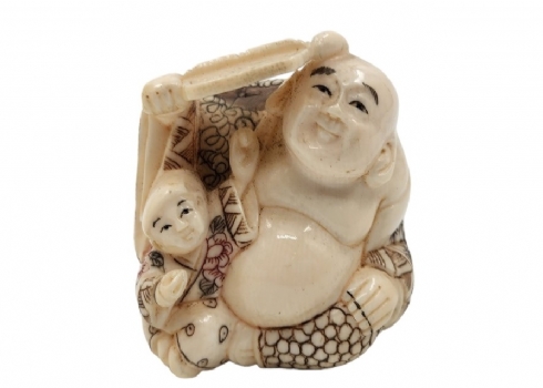 פסלון סיני עשוי חומר יוקרתי לבן מגולף בעבודת יד אמן, חתום