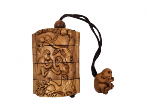 לאספני אומנות יפנית - סט של אינרו (Inro) ונטסקה עשויים עץ מגולף