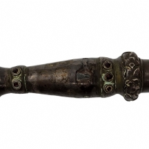 לאספני יודאיקה - אצבע עתיקה לספר תורה, עשויה כסף מעוטרת בזהב