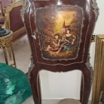 רהיט בסגנון עתיק, עשוי עץ מצוייר ועיטורי ברונזה