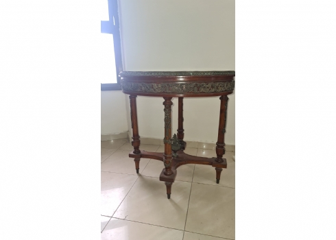 שולחן ישן בסגנון עתיק, מסוג גרידון (Gueridon table), עשוי עץ ועיטורי מתכת