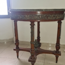 שולחן ישן בסגנון עתיק, מסוג גרידון (Gueridon table), עשוי עץ ועיטורי מתכת