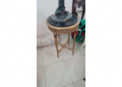 זוג שולחנות ישנים בסגנון עתיק, מסוג גרידון (Gueridon table), עשויים עץ ומשטח עלי