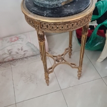 זוג שולחנות ישנים בסגנון עתיק, מסוג גרידון (Gueridon table), עשויים עץ ומשטח עלי