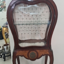 ארון תצוגה (ויטרינה) בסגנון עתיק, עשוי עץ מעוטר וזכוכית