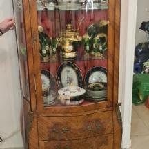 ארון תצוגה (ויטרינה) בסגנון עתיק, עשוי עץ מעוטר וזכוכית