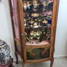 ארון תצוגה (ויטרינה) בסגנון עתיק, עשוי עץ מצוייר וזכוכית