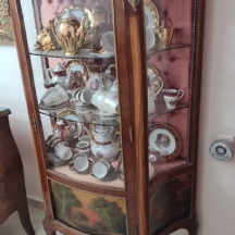 ארון תצוגה (ויטרינה) בסגנון עתיק, עשוי עץ מצוייר וזכוכית