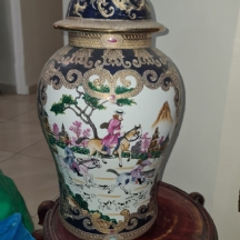 כד סיני דקורטיבי גדול ויפה ומכסה תואם, מעוטר באמייל ובזהב