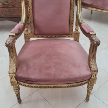 סט של 4 כורסאות ישנות בסגנון צרפתי עתיק, עשויים עץ מצופה זהב וריפוד בד