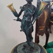 מנורה שולחנית בסגנון עתיק, עשויה מתכת ואהילי זכוכית