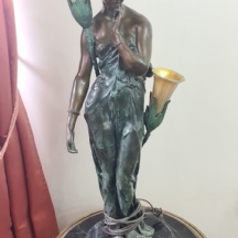 מנורה שולחנית בסגנון עתיק, עשויה ברונזה, שיש ואהילי זכוכית