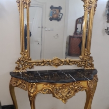 סט של שולחן קונסולה ומראה עליונה תואמת, עשויים עץ צבוע זהב, משטח שיש