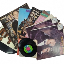 לוט של 20 תקליטים בשפות שונות מרחבי העולם, אמנים שונים