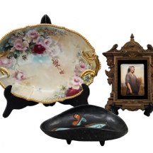 לוט של 3 חפצי קרמיקה ופורצלן ישנים, חלקם חתומים