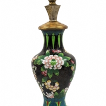 בסיס (רגל) למנורה שולחנית, עשוי עץ ופליז, במרכזו אגרטל קלואזונה סיני