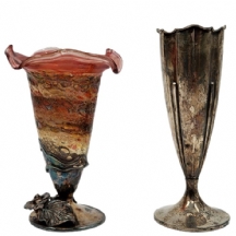 לוט של 2 חפצי נוי הכולל: אגרטל כסף אנגלי עתיק מתוצרת: 'Mappin & Webb'