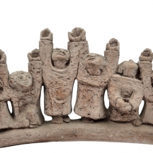 לאספני יודאיקה אמנותית - חנוכיה בעיצוב אלן לורד (Ellen Lord), עשויה חומר יצוק