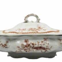 כלי אנגלי עתיק ומכסה תואם, מתוצרת: 'Mellor, Taylor and Co', עשוי חרסינה מעוטרת