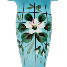 אגרטל זכוכית עתיק מסוף המאה ה-19, כפי הנראה בלגי או צרפתי, עשוי זכוכית תכולה בעב