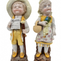 לאספנים - 'My First Letter' - זוג פסלי ביסקוויט (Bisque) עתיקים, מעוטרים