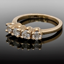 טבעת עשויה זהב צהוב 14 קארט משובצת ארבעה יהלומים