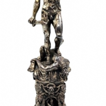 'פרסאוס עם ראשה הכרות של הגורגונה מדוזה' - פסל מצופה כסף