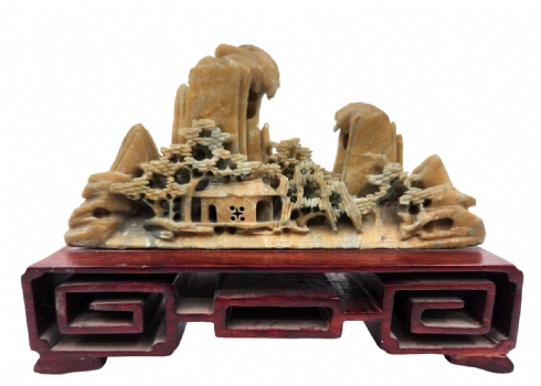 קישוט סיני ישן ויפה, עשוי אבן סבון מגולפת בעבודת יד ובסיס עץ ייעודי