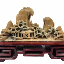 קישוט סיני ישן ויפה, עשוי אבן סבון מגולפת בעבודת יד ובסיס עץ ייעודי