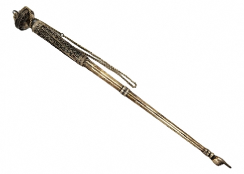 אצבע לספר תורה, עשויה כסף 'סטרלינג' (חתום: 925), מעוטרת בעבודת פיליגראן