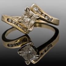 טבעת עשויה זהב משובצת יהלומים