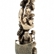 פסל סיני איכותי בן כמאה שנה, עשוי חומר לבן יוקרתי מגולף בעבודת יד אמן, חתום