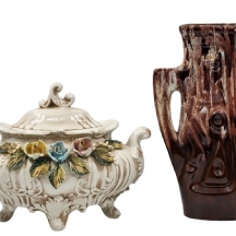 לוט של 2 כלי קרמיקה: כד קרמיקה ישראלי מתוצרת 'בית היוצר' וכלי נוסף איטלקי