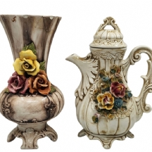 קנקן חרס איטלקי דקורטיבי ישן ומכסה תואם, מהמחצית השנייה של המאה העשרים, מעוטר