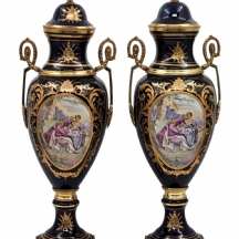 זוג אגרטלים צרפתיים ישנים, יפים ומרשימים בסגנון 'סוורה' (Sevres), עשויים פורצלן