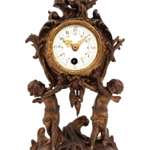 שעון שולחני צרפתי עתיק מהמאה ה-19, עשוי שפלטר (Spelter), צבוע בצביעה קרה