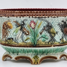 'תזמורת של חרקים' - אדנית צרפתית עתיקה (Jardiniere), עשויה מג'וליקה (Majolica)
