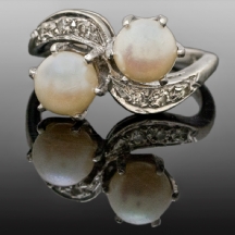 טבעת רטרו עשויה זהב משובצת יהלומים ושני פנינים