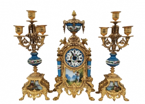 סט גארניטורה (Garniture) צרפתי עתיק ומרשים מהמאה ה-19, הכולל שעון וזוג קנדלברות