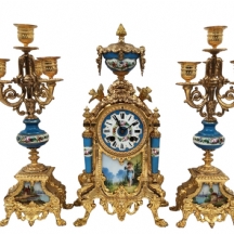 סט גארניטורה (Garniture) צרפתי עתיק ומרשים מהמאה ה-19, הכולל שעון וזוג קנדלברות