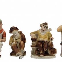 לוט של 4 פסלי חרסינה דקורטיביים ישנים שונים, שניים חתומים