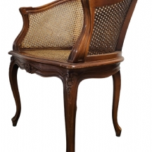 כורסה עתיקה מסוף המאה ה-19, עשויה עץ מגולף בעבודת יד