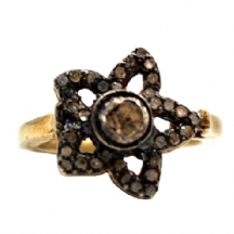 טבעת עשויה כסף מצופה זהב משובצת דיאמנטים (יהלומים) בדגם פרח